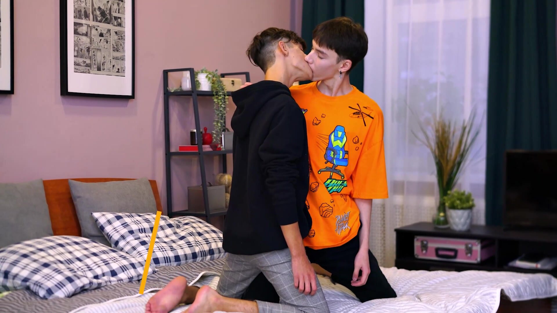 Selfie twink needs a raw dick